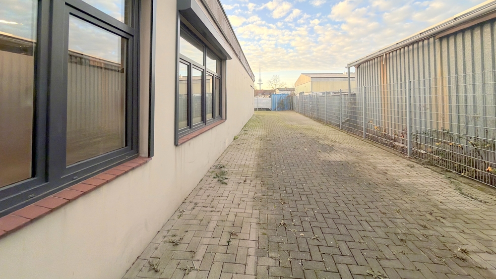 Individuell nutzbare Gewerbeeinheit mit Nebenräumen, Terrasse sowie großzügiger Außenfläche - Bremen (6)