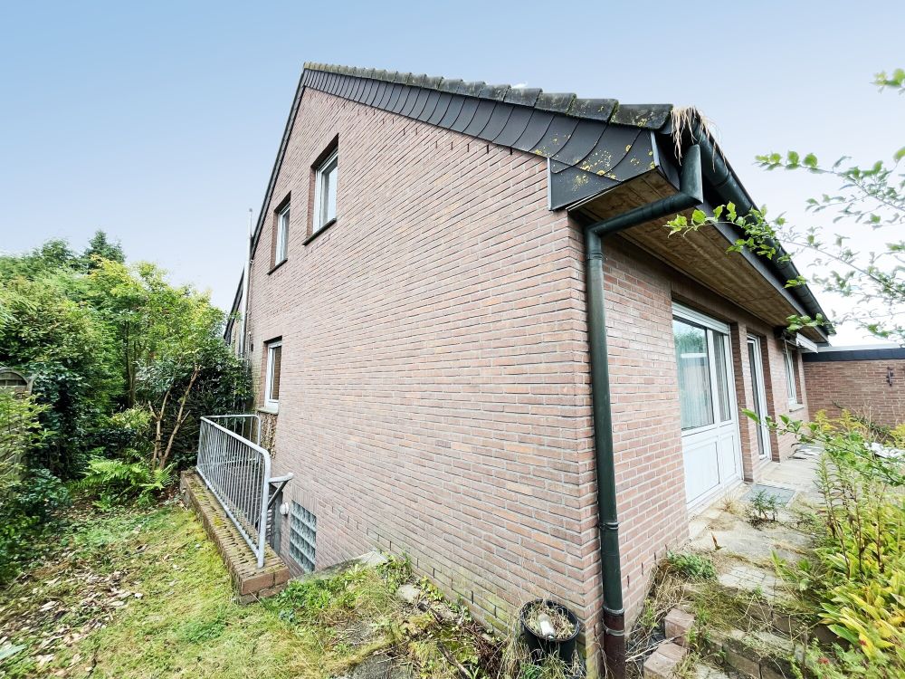 Seitenansicht mit Treppenzugang KG