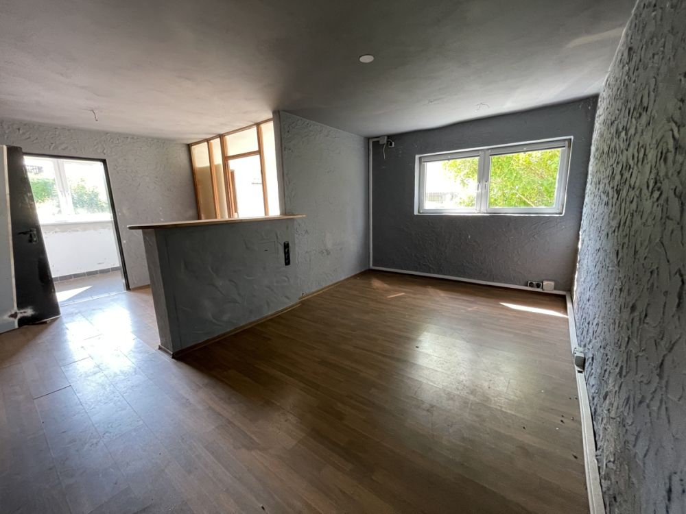 Ruhig gelegenes Baugrundstück mit Halle und riesigen Gartengrundstück!