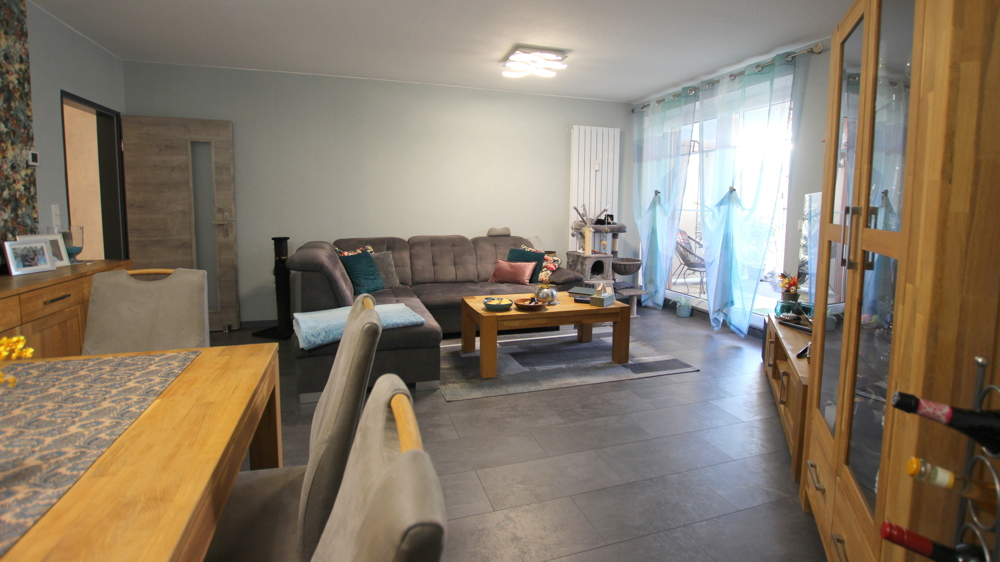 Charmante, modernisierte 2-Zimmer-Wohnung im I. Obergeschoss mit Balkon und Tiefgaragenstellplatz