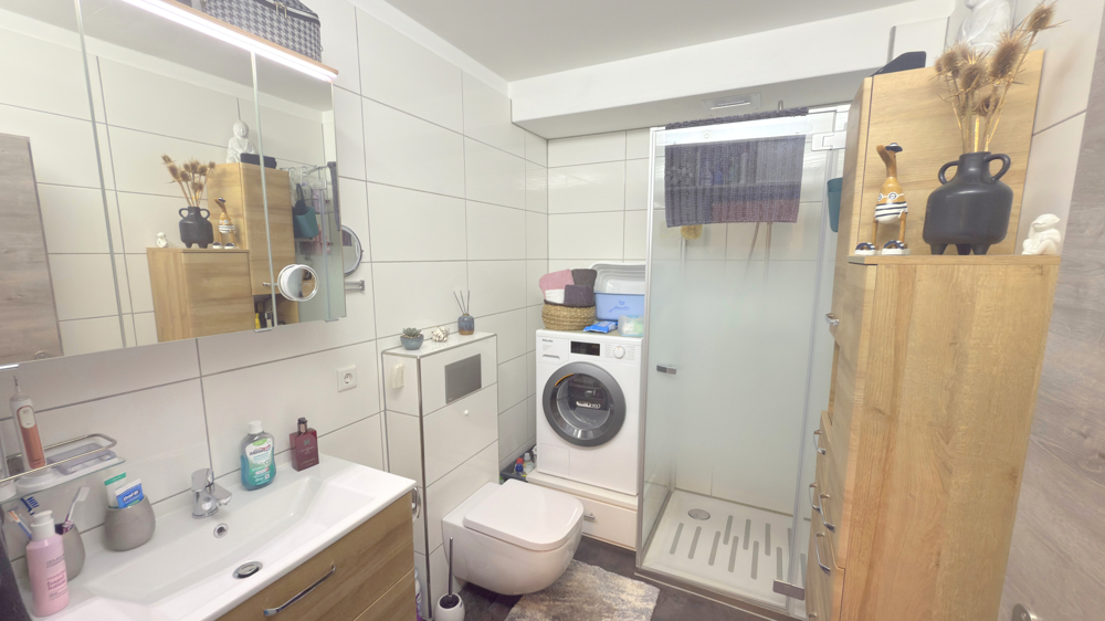 Charmante, modernisierte 2-Zimmer-Wohnung im I. Obergeschoss mit Balkon und Tiefgaragenstellplatz