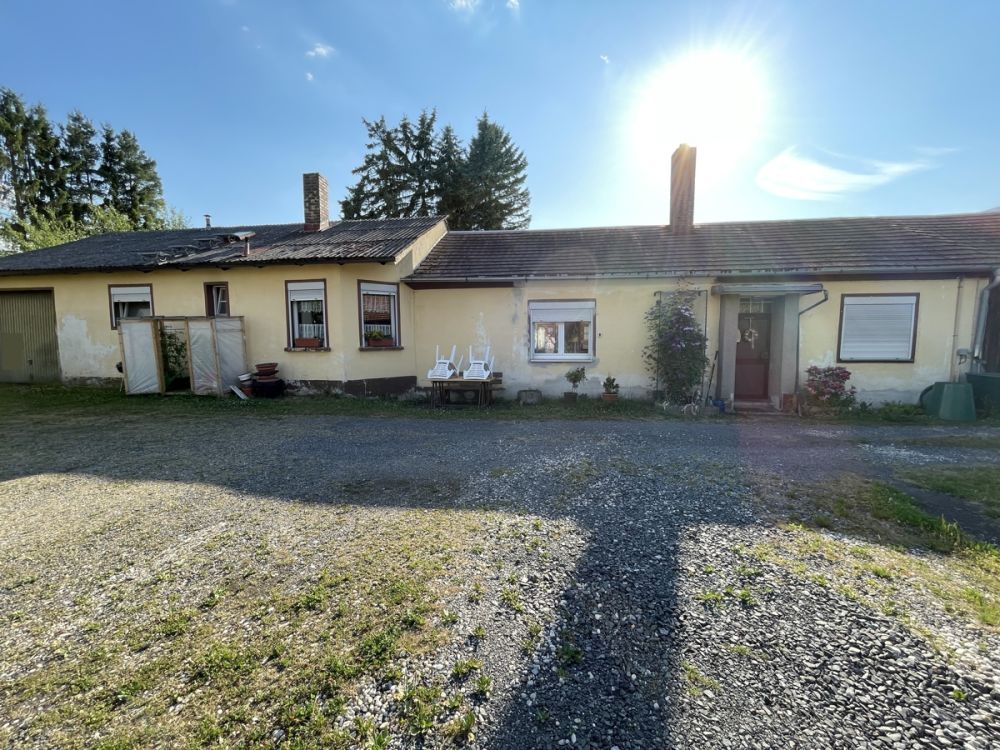 Großes Grundstück mit Nebengebäuden in guter Lage zum Verkauf!