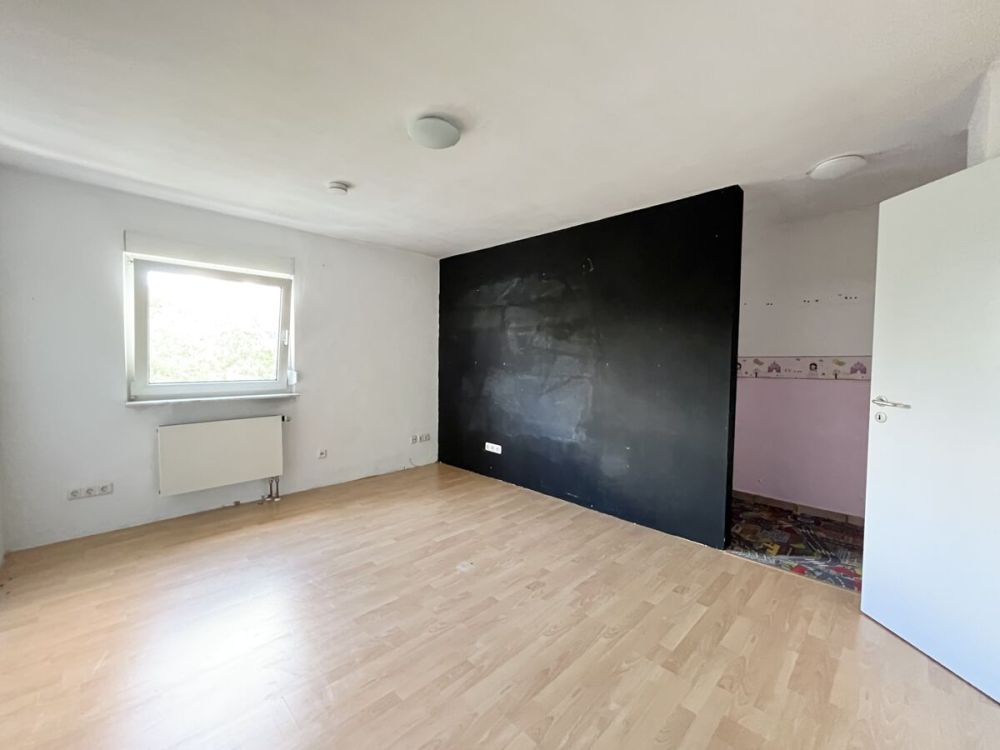 Exklusives Angebot: Großzügige 4-Zi.-Whg. mit PKW-Stellplatz in freundlicher Wohnanlage