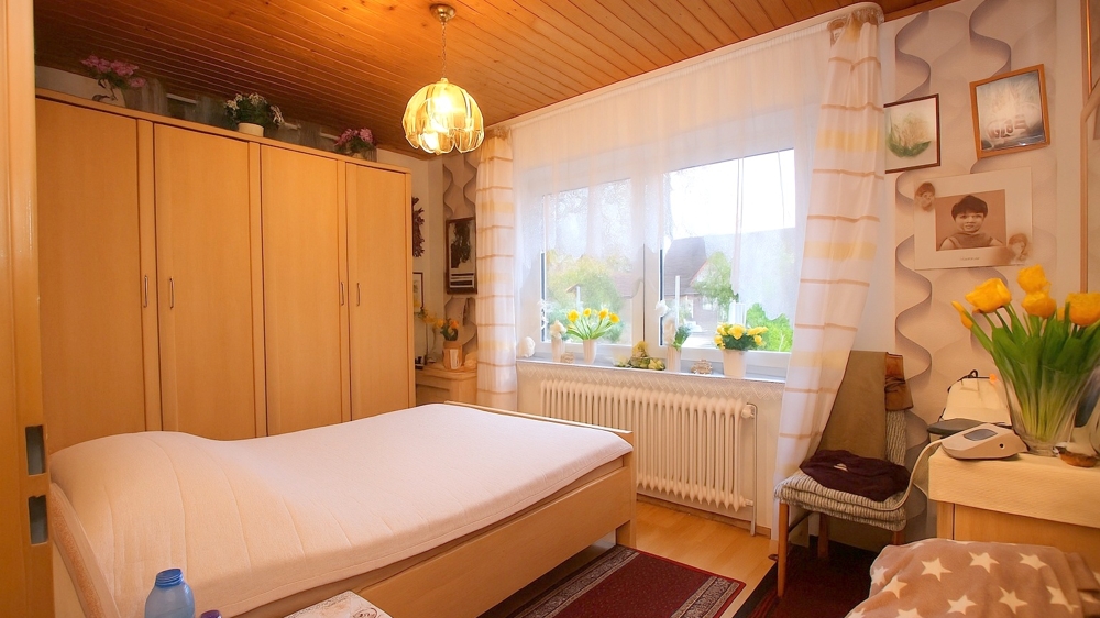 Ein-/Zweifamilienhaus mit großzü. Garten, Garage sowie abtrennbarem Bauplatz in Edewecht-Osterscheps