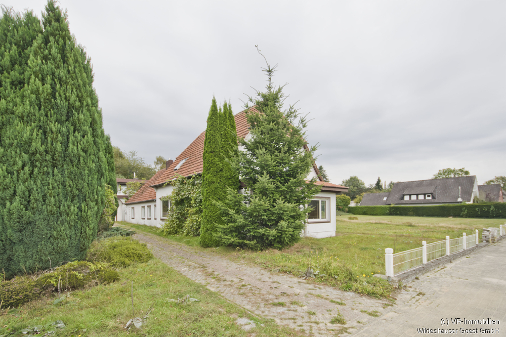Sanierungsbedürftiges 1-2-Familienhaus auf großem Grundstück in Aschenstedt
