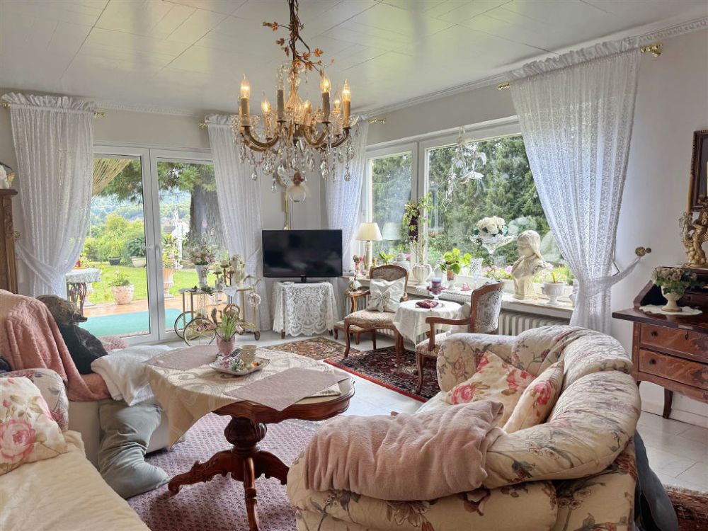 Charmantes Wohnhaus auf parkähnlichem Grundstück