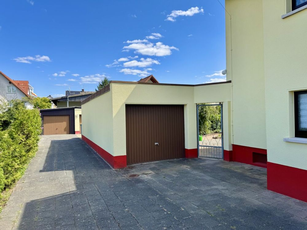 Ein- bis Zweifamilienhaus in idyllischer Ortslage
- großer Garten, 3 Garagen -