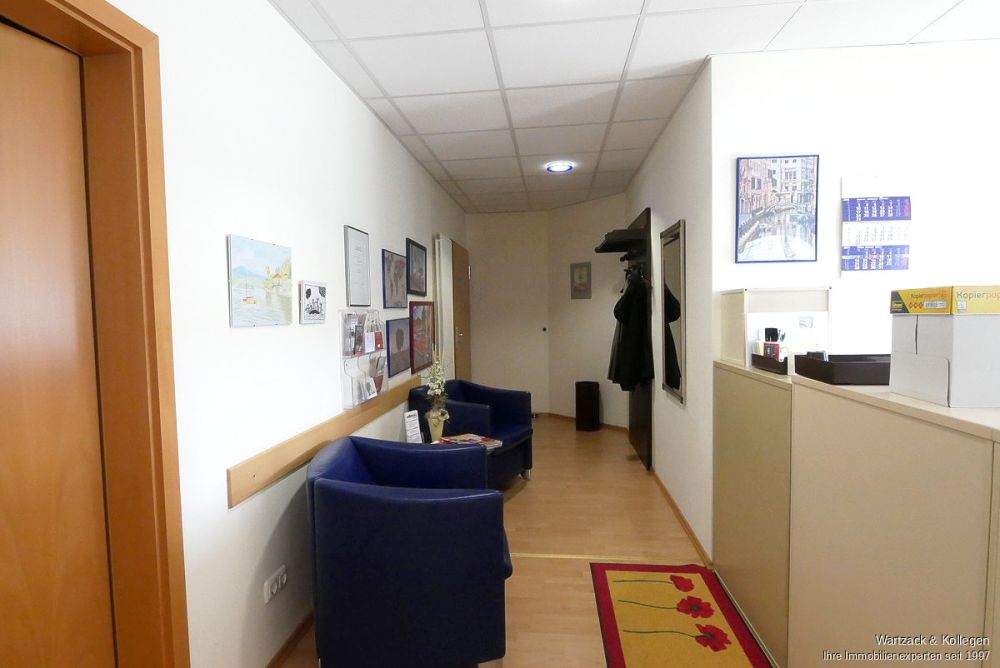 Perfekt auch zur Kapitalanlage! Schönes Büro in Roth 
mit zwei Tiefgaragenplätzen