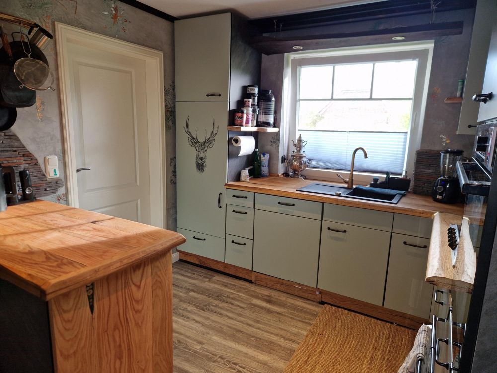 Küche mit zeitloser Einbauküche