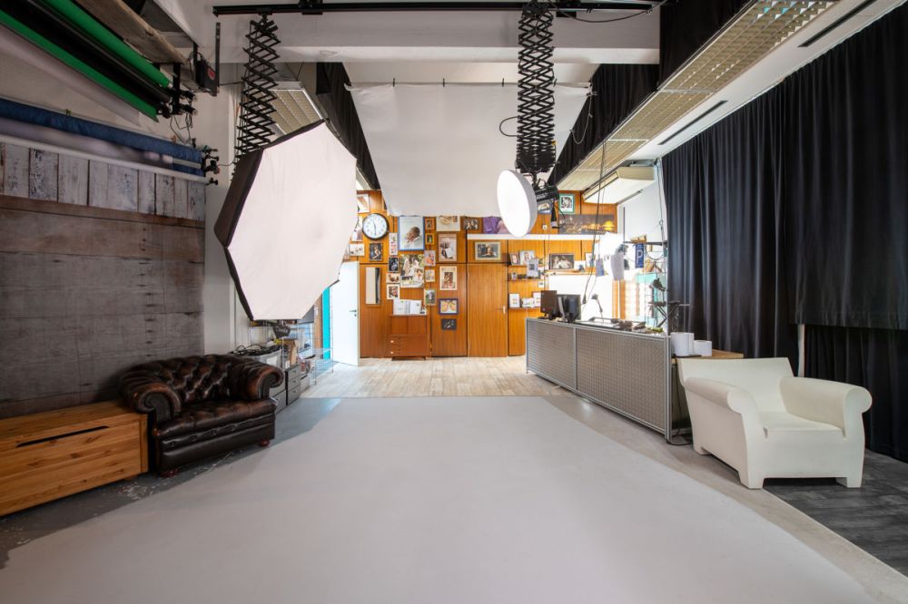 Vielseitiges Gewerbeobjekt mit zwei Ladeneinheiten, großzügiger Nutzfläche und PKW-Stellplätzen