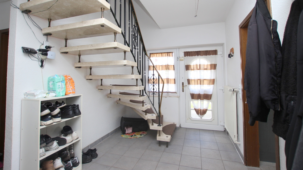 Kapitalanlage! Solide Doppelhaushälfte mit PV-Anlage, Garage und großem Gartenbereich in Friesoythe