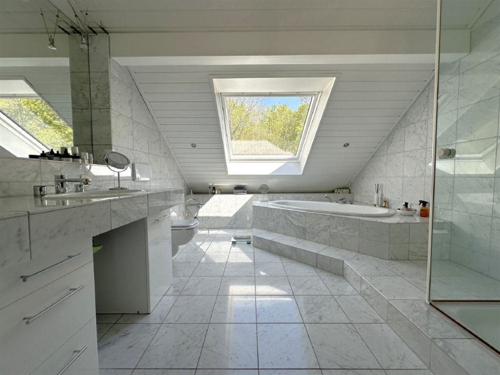 / Architektonisches Highlight in Waldrandlage!