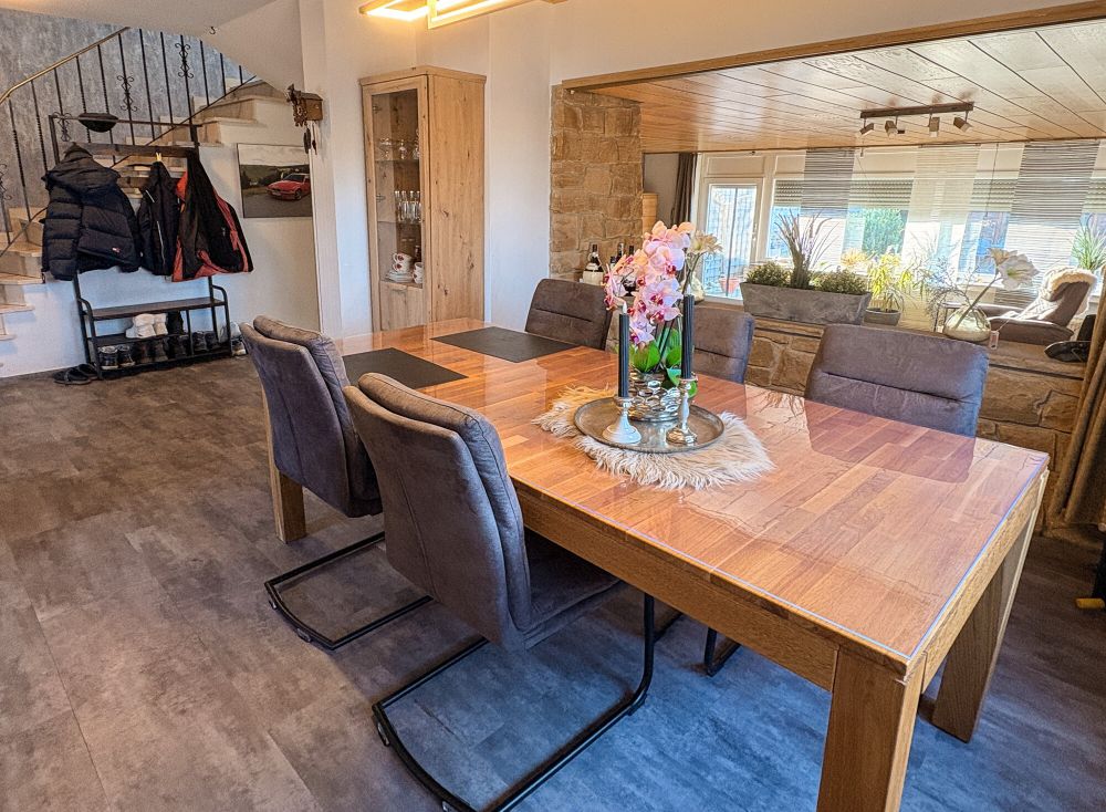 Essbereich mit Blick ins Wohnzimmer