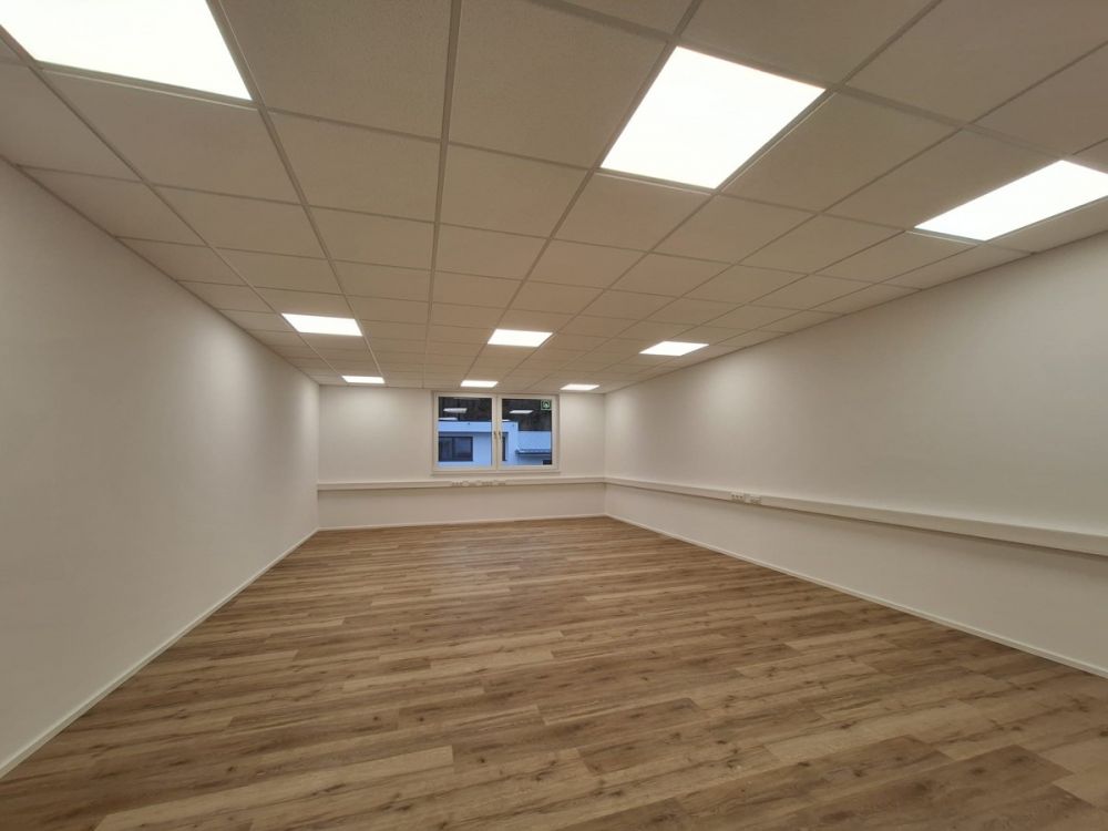 Neu errichtete Produktions-/Ausstellungshalle
im Gewerbegebiet Hungenbach