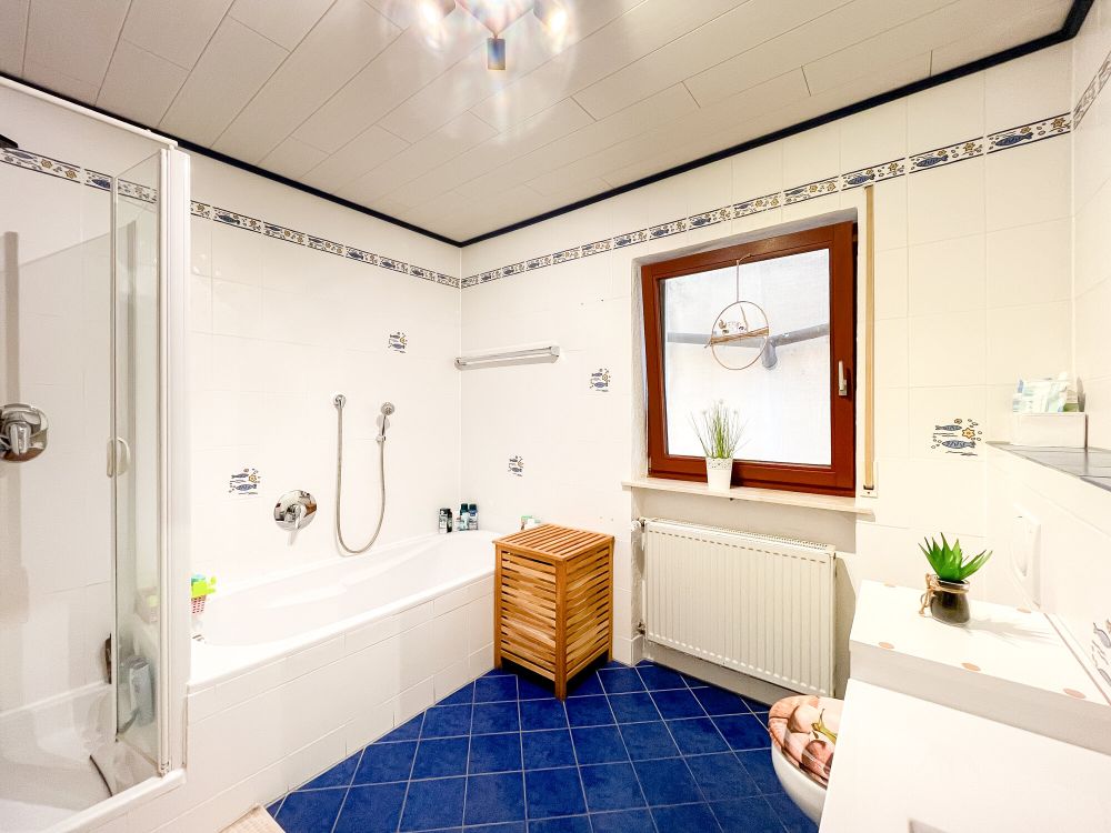 Zweifamilienhaus mit Werkstatt, Garage und Garten mit Weitblick