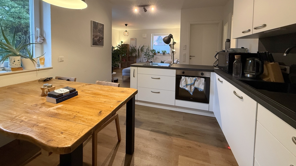 Wohn-/Esszimmer mit integriertem Kochbereich (Küche vom Mieter)