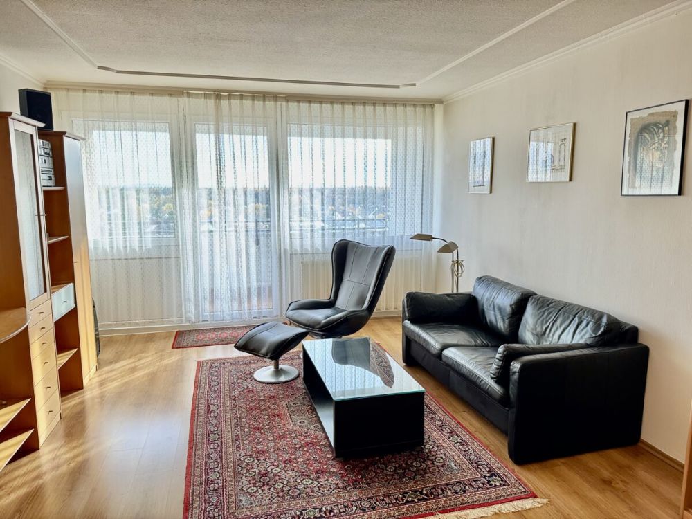 Lichtdurchflutete Eigentumswohnung mit Fernblick
- Tiefgaragenstellplatz+Außenstellplatz & Küche -