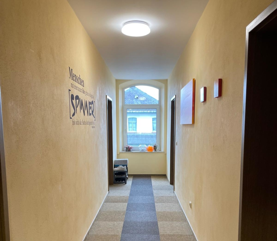 Attraktives Mehrfamilienhaus mit 11 Apartments und Top-Lage direkt am sanierten Bahnhof