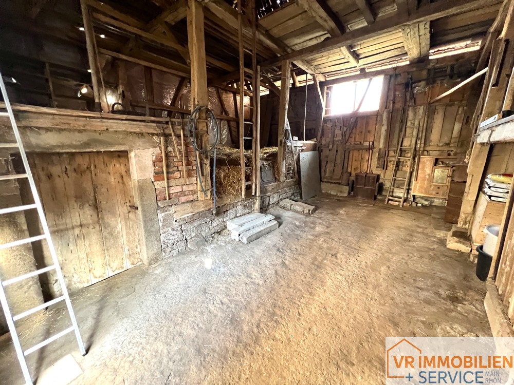 Einfamilienwohnhaus mit Nebengebäuden und Scheune im Ortskern von 97702 Seubrigshausen!