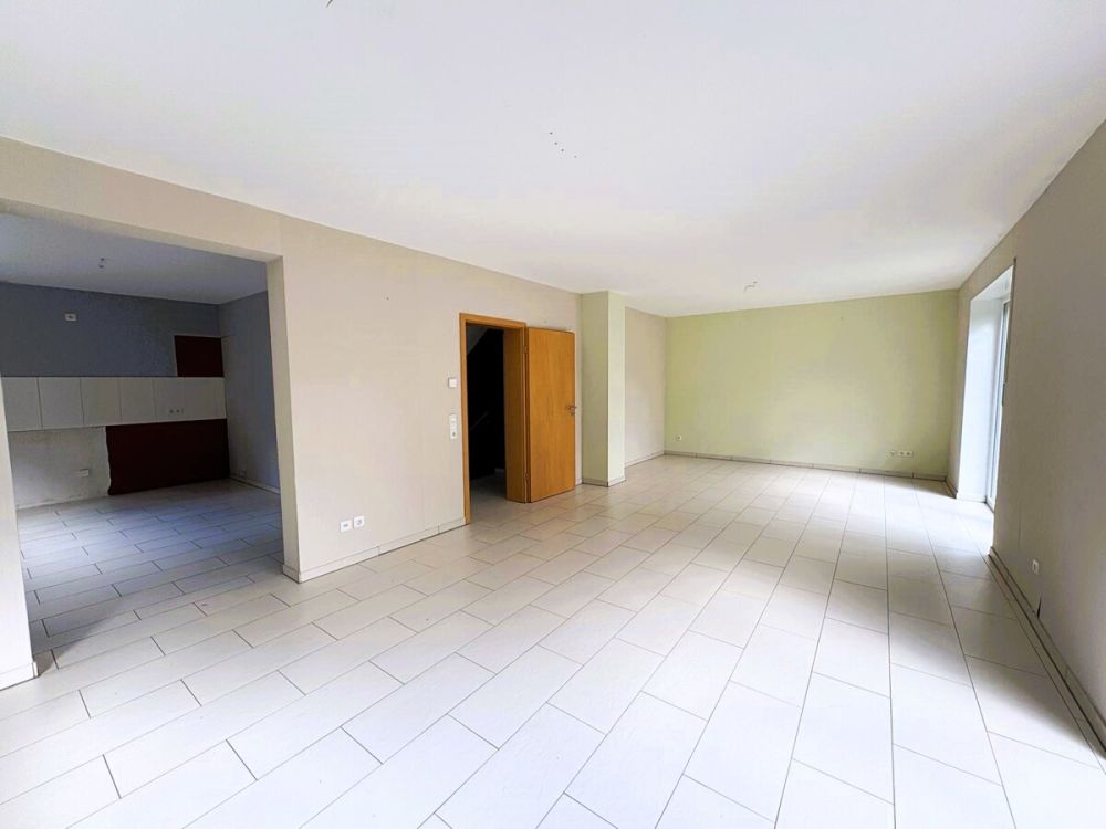 Wohnraum mit angrenzender Küche