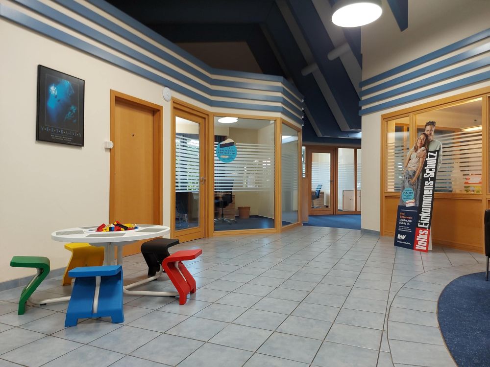 Gut durchdachtes, ehemaliges Bankgebäude mit 10 Stellplätzen im Ortsteil Innien