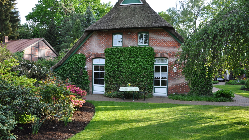 Exklusives und gepflegtes Reetdachanwesen mit Pferdestall in ländlicher Lage von Bad Zwischenahn