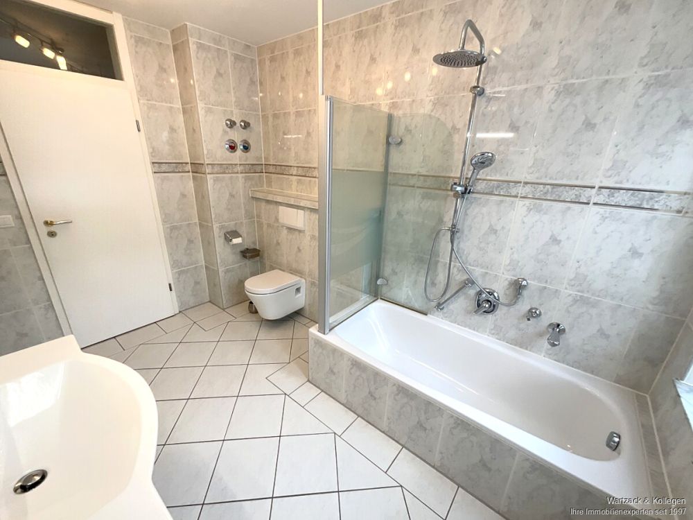 ...Badewanne, Waschbecken und Toilette