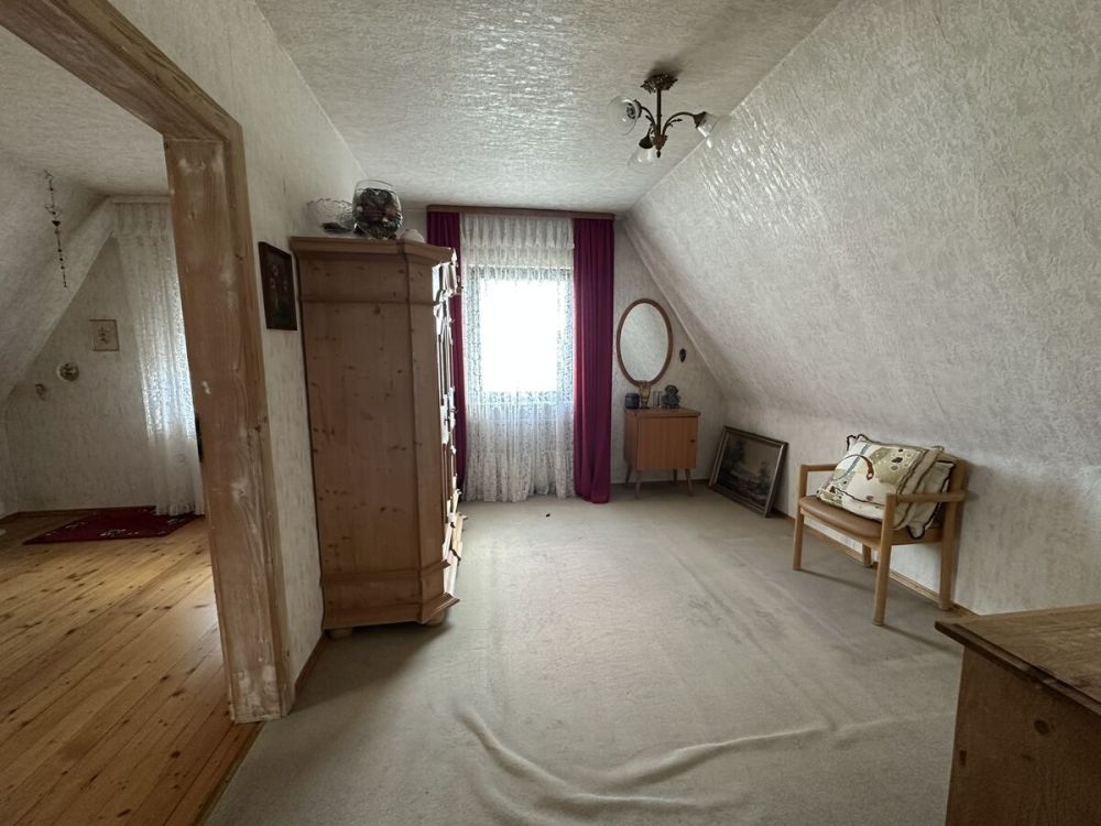 Charmantes Einfamilienhaus mit idyllischem Garten und vielseitigem Nebengebäude