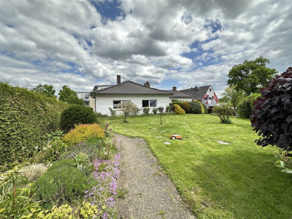 Attraktives Zweifamilienhaus mit großem Grundstück