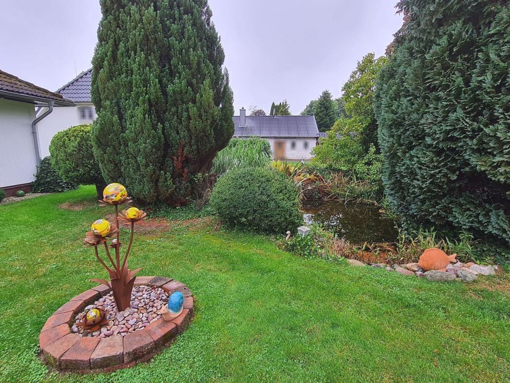 Gepflegter ebenerdiger Bungalow mit schönem Garten und zwei praktischen Garagen