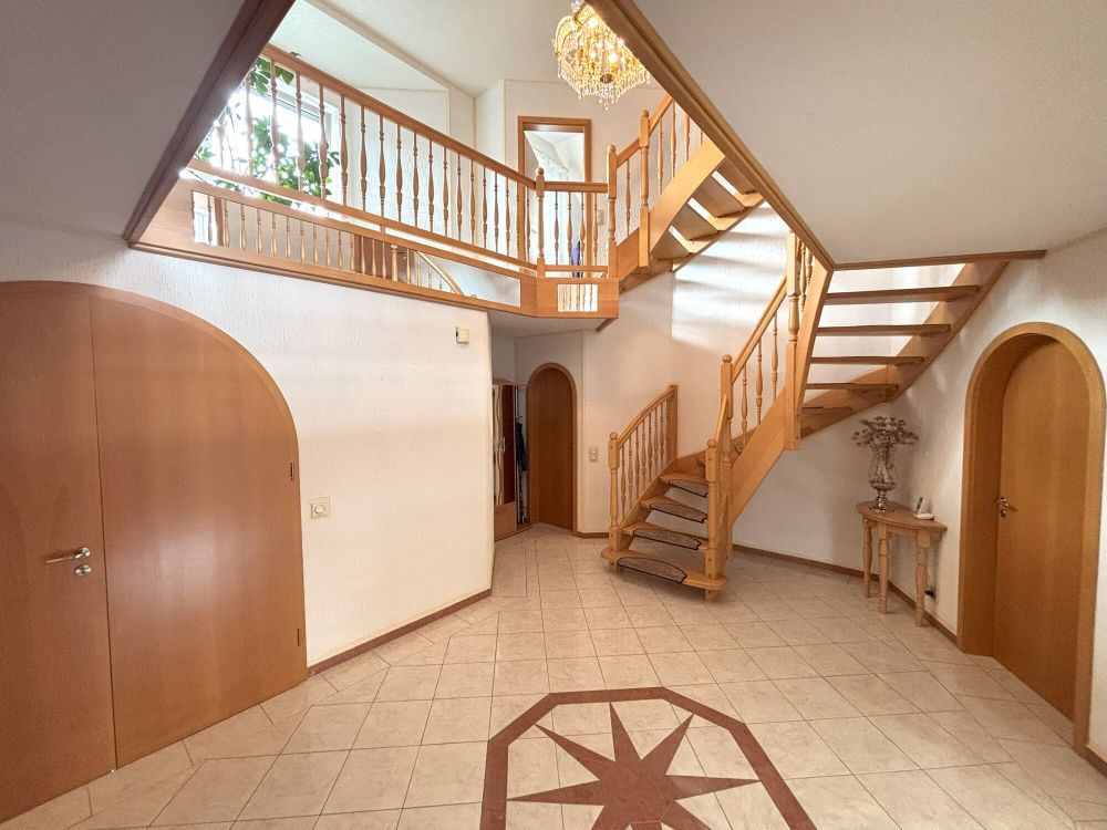 Freistehendes Einfamilienhaus mit repräsentativem Entree + Bürofläche (7)