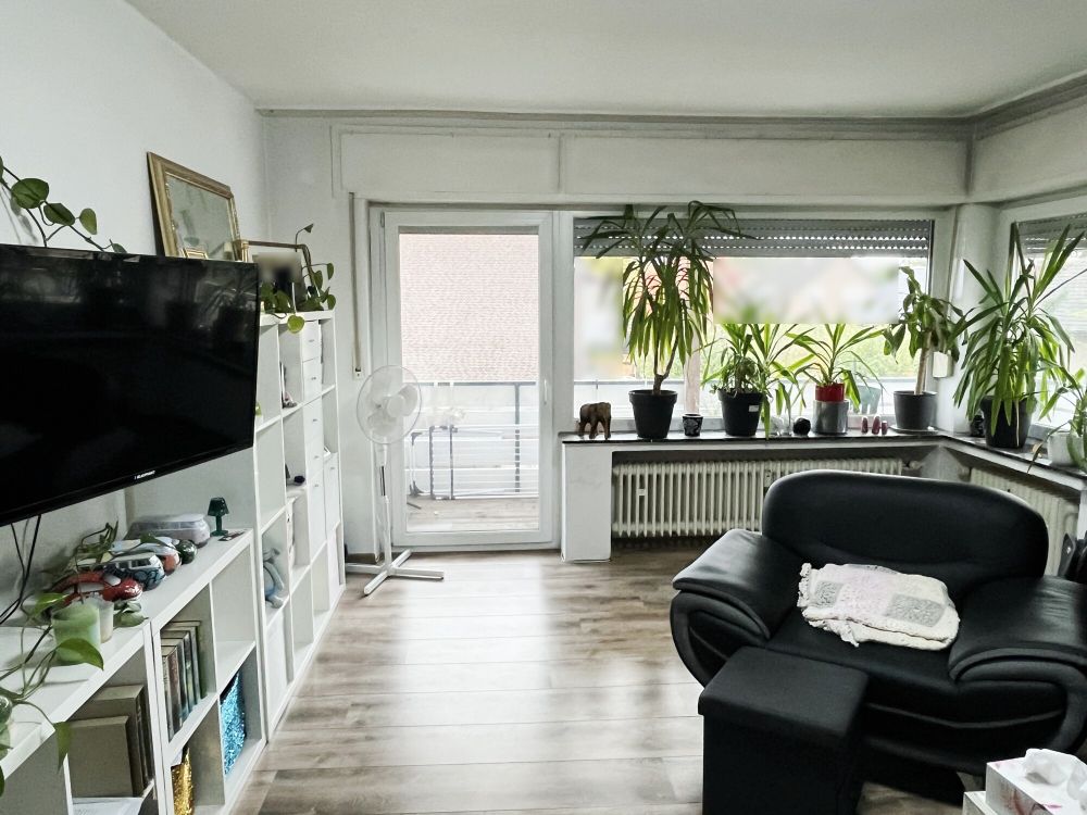 mit großen Fenstern und Zugang zum Balkon