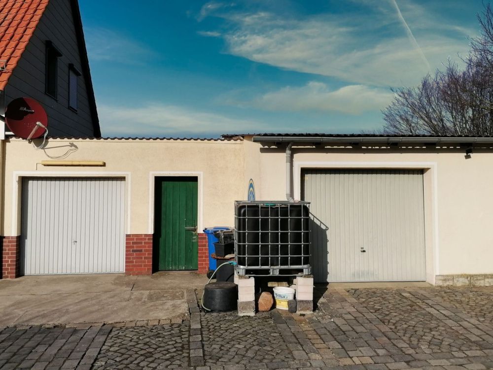 Blick zur Scheune mit Nebengebäude