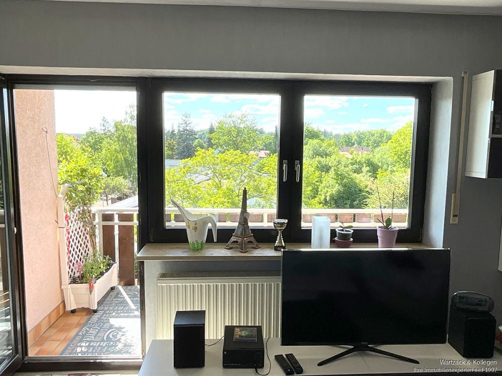 Renovierte 4-Zimmer-Wohnung 
mit 94 m² Wohnfläche, 
Balkon, Einbauküche & TG-Stellplatz