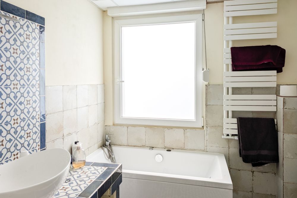 Selbstnutzer & Kapitalanleger aufgepasst:  2-Familienhaus mit Garagentrakt und viel Potential!