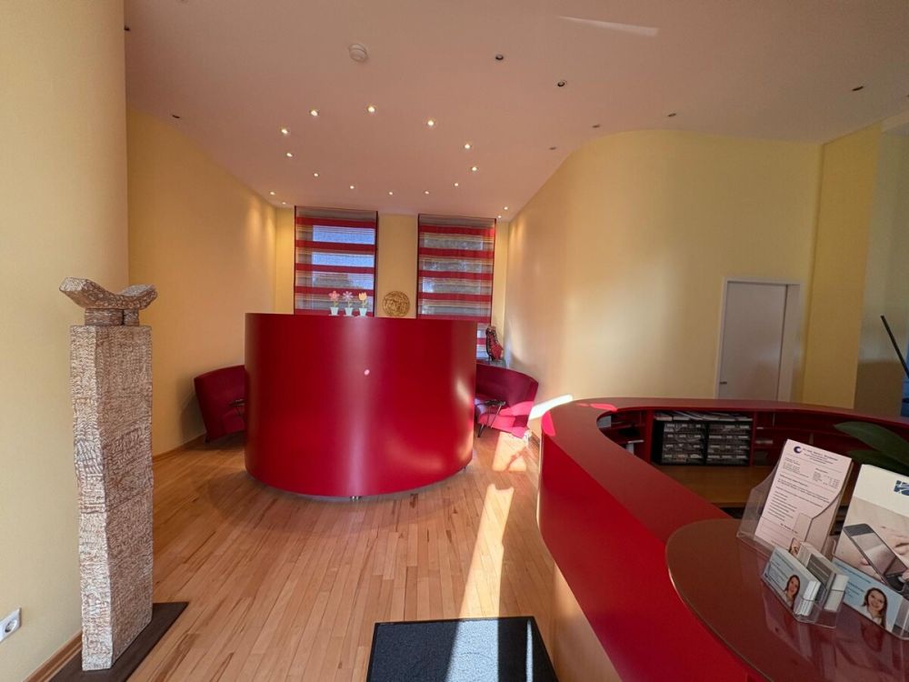 Repräsentative Praxisfläche mit vielseitigen Möglichkeiten in Bergisch Gladbach-Zentrum