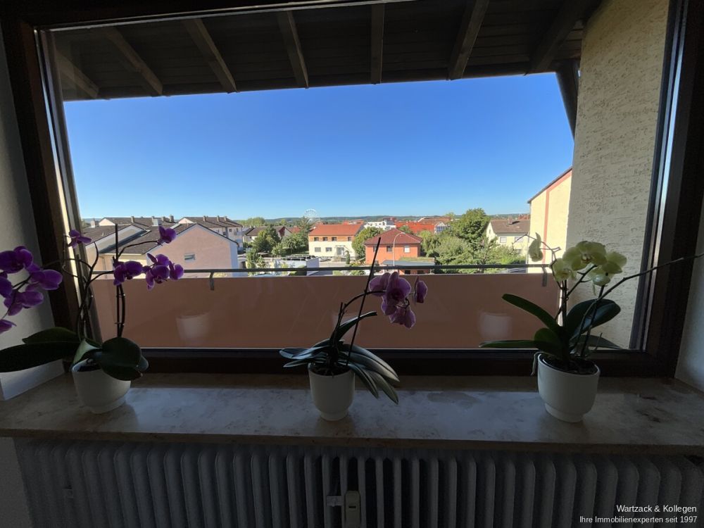 Hier müssen Sie nur noch einziehen- renovierte 3,5-Zimmer-Wohnung mit EBK, Balkon und Garage