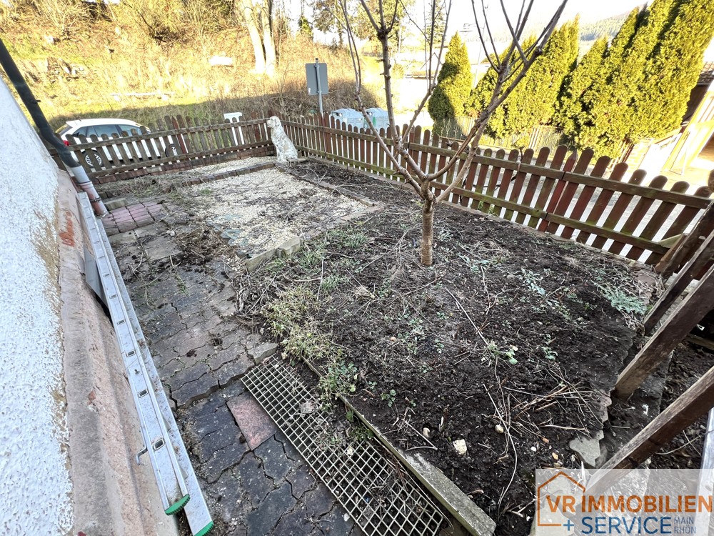 Doppelhaushälfte mit zwei Wohneinheiten und großem Potenzial in 98617 Meiningen-Walldorf