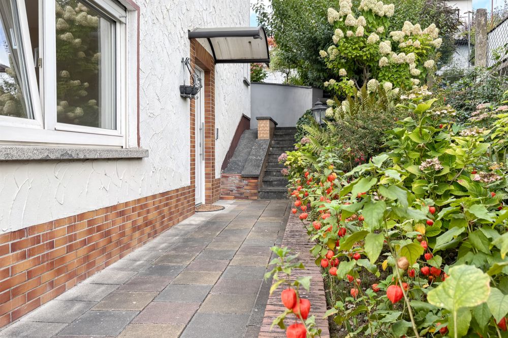 Sofort bezugsfrei – Attraktives Zweifamilienhaus für Familie und Generationen in Reinheim