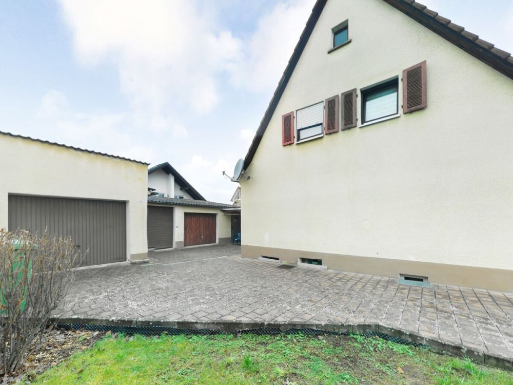 Ihr neues Zuhause wartet auf Sie - Wohnhaus mit Garten und Garagen in Roth! (7)