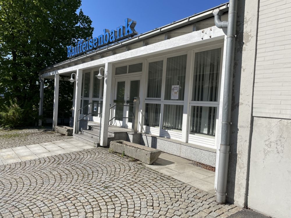 Ehemaliges Bankgebäude mit Lagerhalle - leicht umzubauen zu Wohnraum