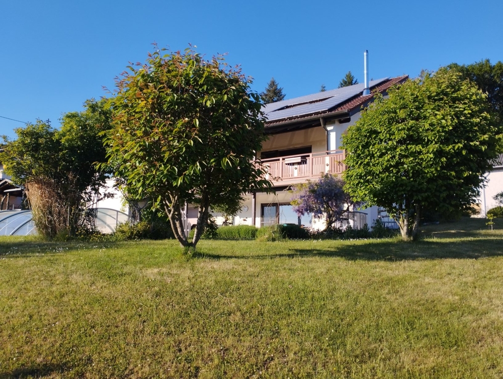 Ansicht mit Grundstück