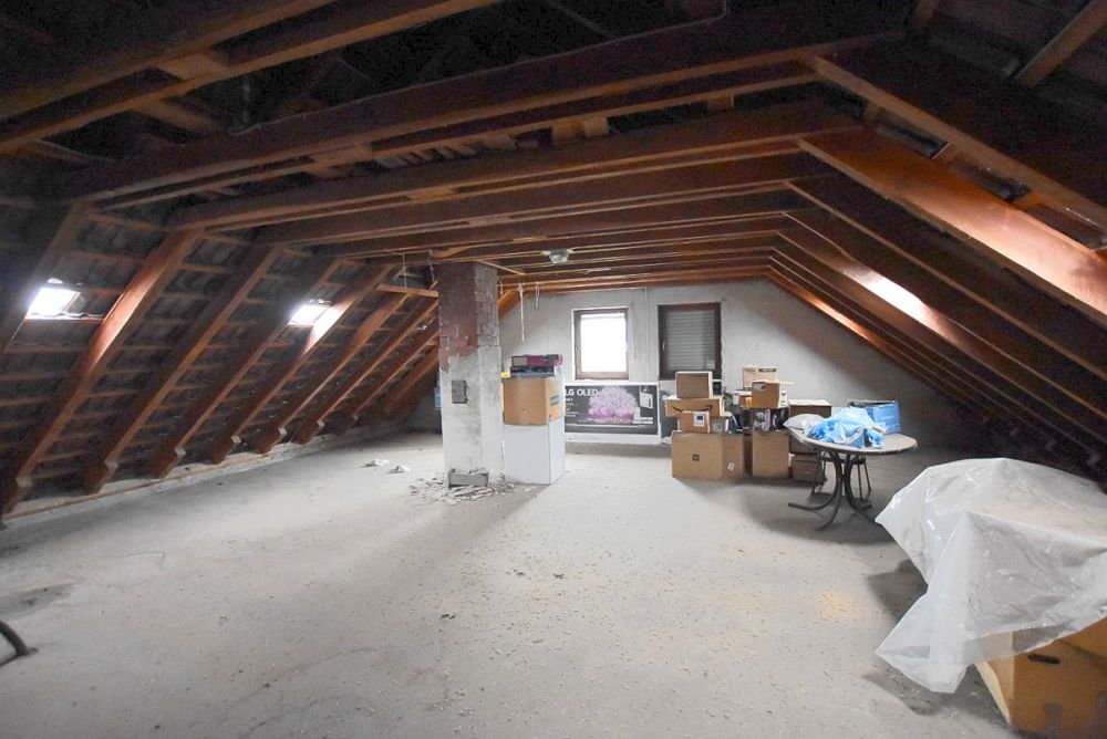 Viel Platz für Familie, 
Beruf oder Hobby!
Zweifamilienhaus mit Stall 
und weiteren Nebengebäuden