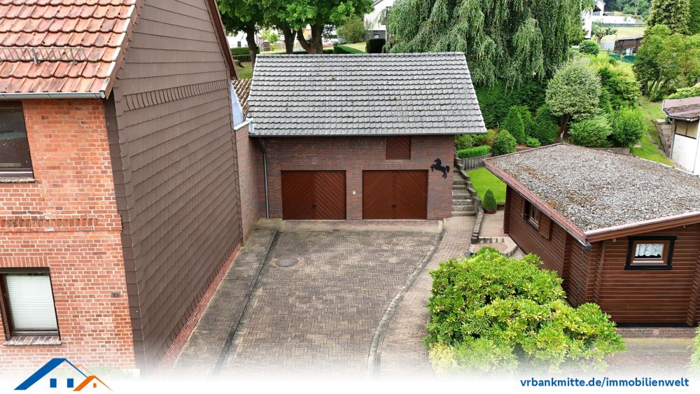 Charmantes Einfamilienhaus mit großem Grundstück, Garage und Blockhütte in Rüdershausen