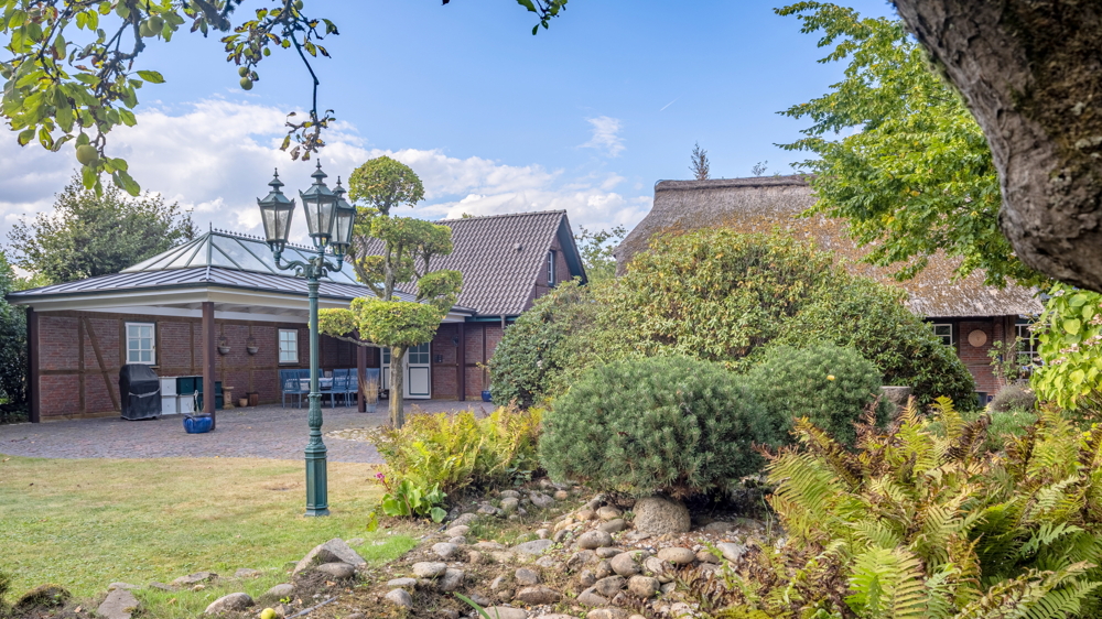Reetdach-Anwesen mit Sommer-Gästehaus, Garage und Parkgrundstück / nur ca. 600 m zum Zw´ahner Meer