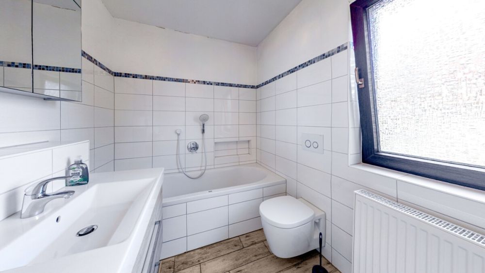 Alle unter einem Dach. Geräumiges Zweifamilienhaus in Erlangen-Frauenaurach.