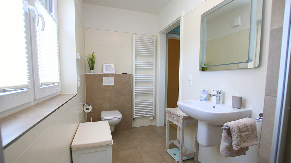 Absolut neuwertige OG-Wohnung (KfW-55) mit Balkon und weiteren Extras in ruhiger Lage von Bad Zw'ahn