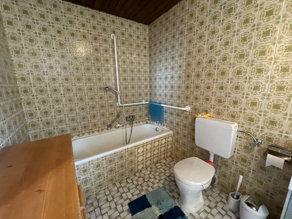 Doppelhaushälfte mit großer Scheune und Garten