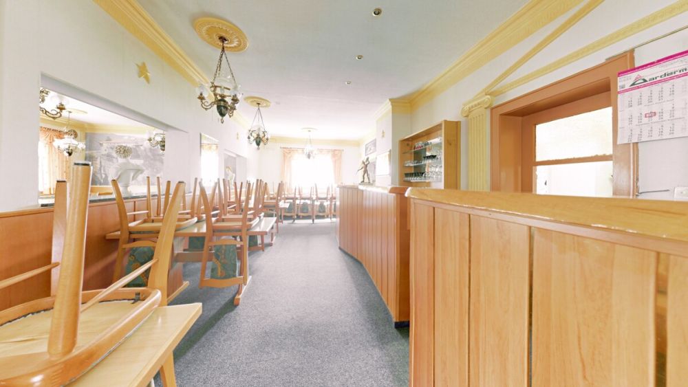 Das Wohnhaus mit Gaststätte bietet enormes Umbaupotential für Ihr Eigenheim in Schwabach-Wolkersdorf!