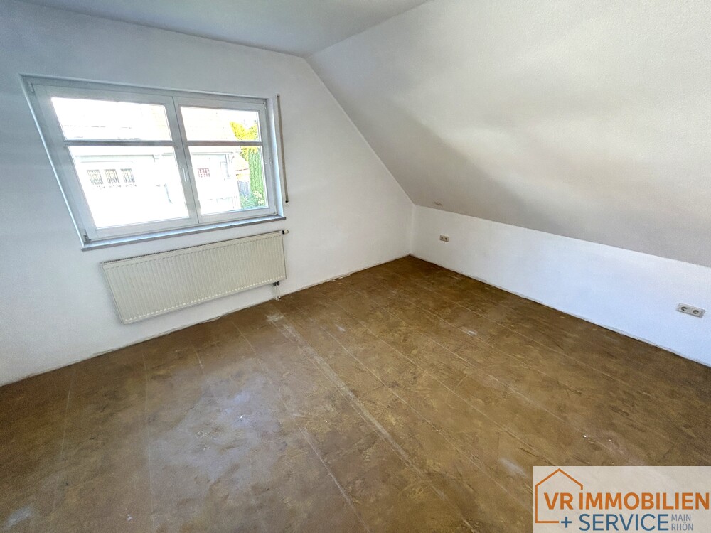 Einziehen und wohlfühlen! - Dachgeschosswohnung mit TG-Stellplatz in 97616 Bad Neustadt/Brendlorenzen